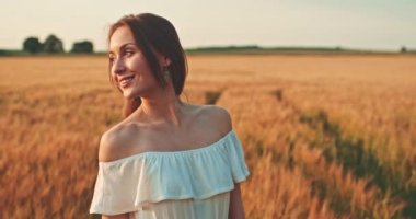 Buğday sahada koşan güzel kız