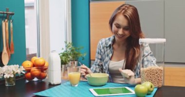 Tablet pc yeme ile kadın 