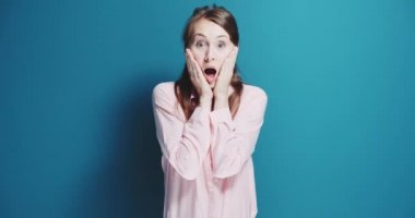 Güzel sağlıklı gülümseyen kadın