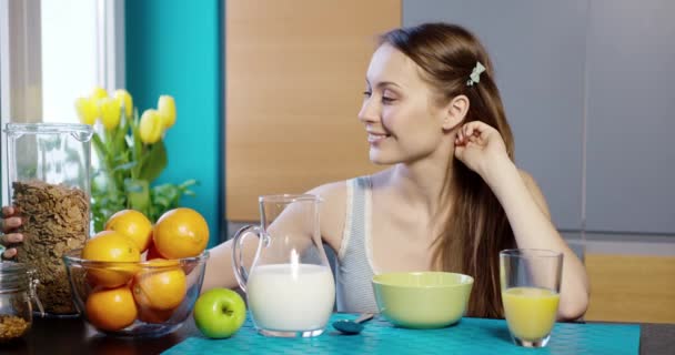 Frau isst gesundes Frühstückszerealien — Stockvideo