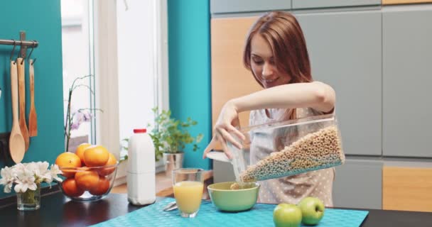 Frau bereitet gesundes Frühstück zu — Stockvideo