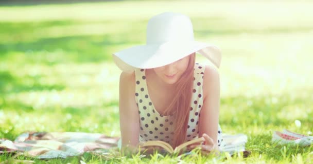 Frau liest Buch im Park — Stockvideo