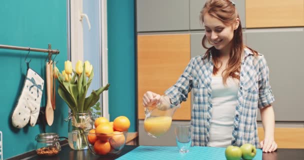 Жінка п'є апельсиновий сік — стокове відео