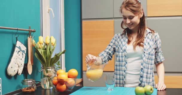 Mujer bebiendo jugo de naranja — Vídeos de Stock