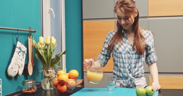 Женщина пьет апельсиновый сок — стоковое видео