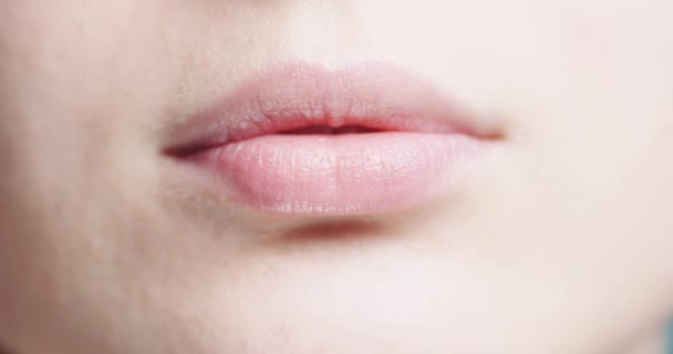 Žena žádá o polibek — Stock video