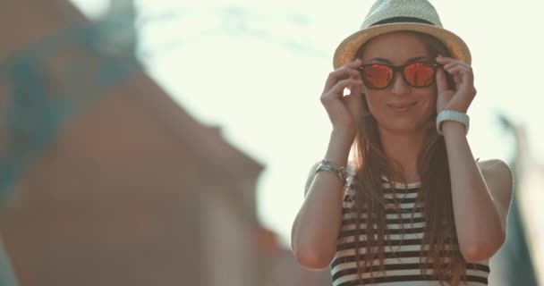 Bela jovem mulher sorrindo — Vídeo de Stock