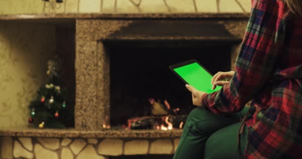 Mujer usando tableta electrónica — Vídeo de stock