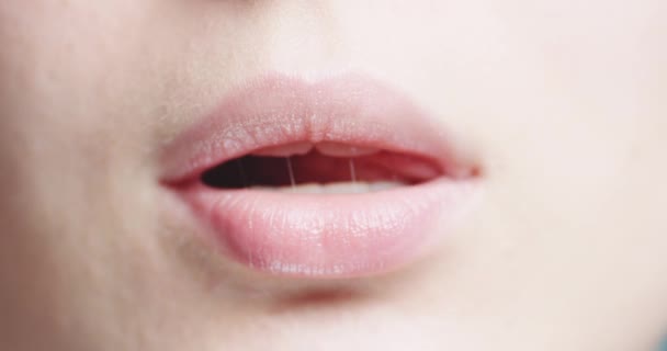 Mujer lamiendo sus labios — Vídeos de Stock