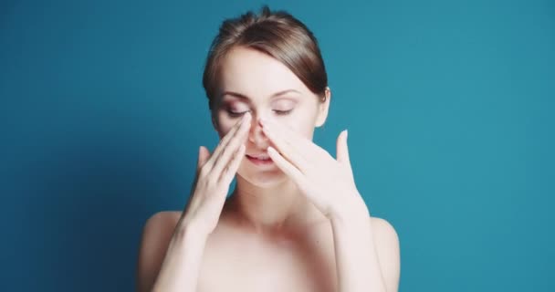 Hermosa mujer sonriente saludable — Vídeo de stock