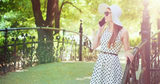 Mujer usando smartphone en el parque — Vídeos de Stock