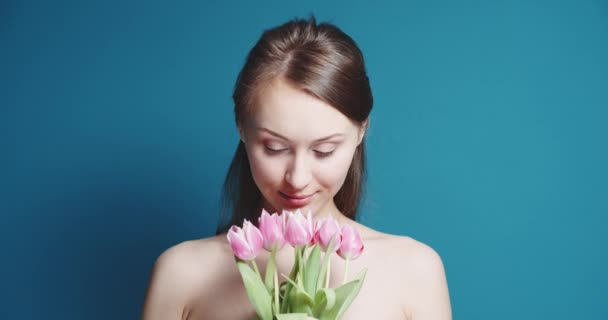 Rózsaszín tulipán csokor gyönyörű nő 