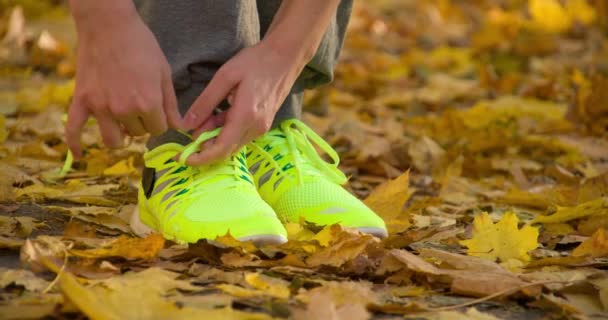 Atleta femenina atando cordones — Vídeo de stock