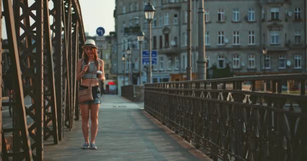 Mujer en la ciudad europea con smartphone — Vídeos de Stock