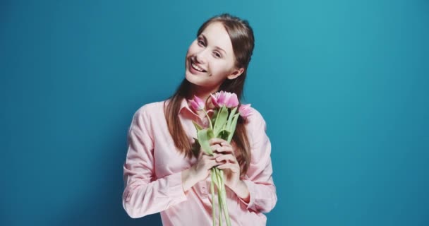 Krásná žena s kytici růžových tulipánů — Stock video