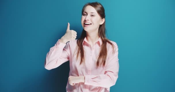 Mujer feliz muestra signo de éxito — Vídeo de stock