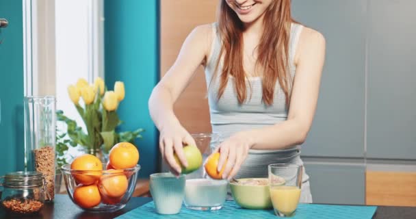 Vrouw gezond eten ontbijtgranen — Stockvideo