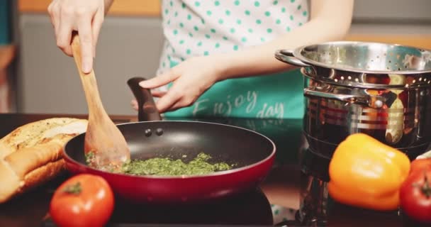 Femme préparant la nourriture sur la poêle — Video