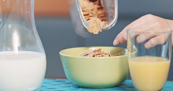 Woman preparing healthy breakfast — Stock Video