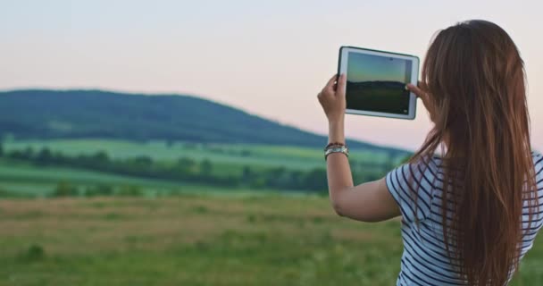 Vrouw die digitale tablet gebruikt — Stockvideo
