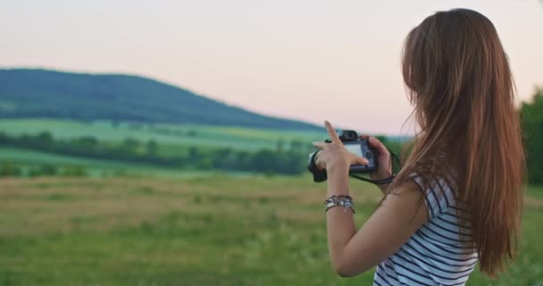 Mujer usando cámara fotográfica digital — Vídeo de stock