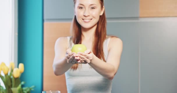 Jovem mulher com maçã — Vídeo de Stock