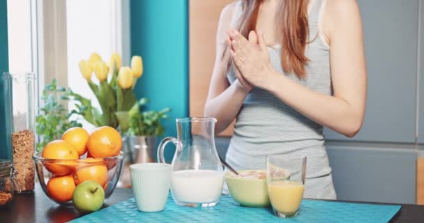 Mujer comiendo cereales saludables para el desayuno — Vídeo de stock