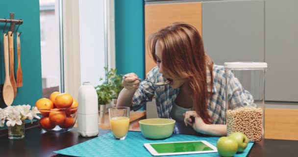 Жінка з планшетним ПК їсть — стокове відео