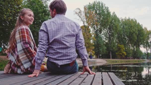 Romantický pár na dřevěné molo — Stock video