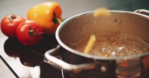 Vařící voda v hrnci. — Stock video