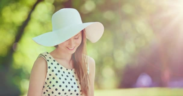 Femme écrivant dans un journal intime dans un parc vert — Video