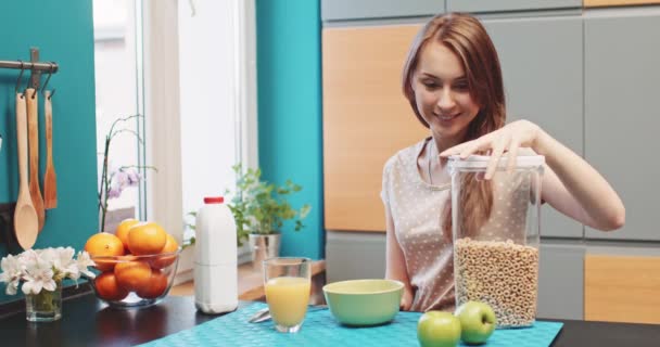 健康的な朝食を準備する女性 — ストック動画