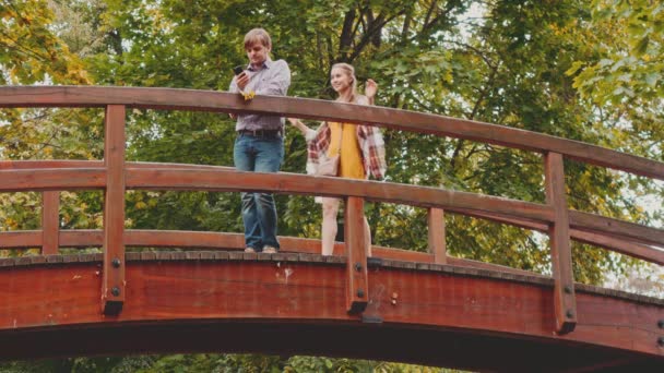 Lyckliga älskande par på bron — Stockvideo