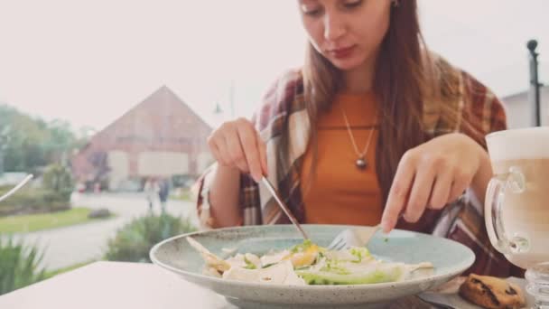 Mujer comiendo ensalada en café al aire libre — Vídeos de Stock