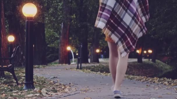 Schöne junge Frau zu Fuß im Freien — Stockvideo