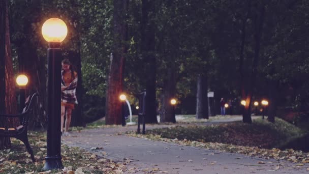 Gelukkig mooie jonge vrouw in park — Stockvideo