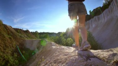 Yürüyüş kadın turist yürüyüş