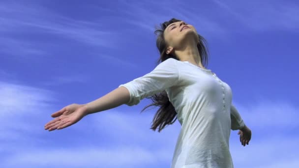 Щаслива молода жінка танцює на відкритому повітрі — стокове відео