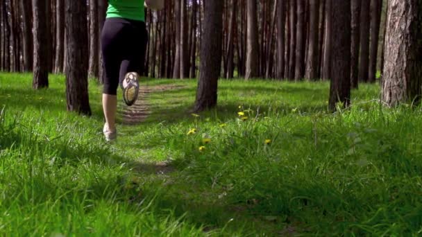 Young sports woman running — Stock Video