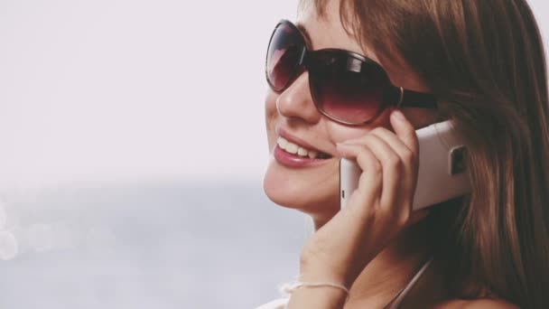 Красива молода жінка говорить смартфон — стокове відео