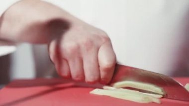 Şef kesim salatalık bir bıçak ile