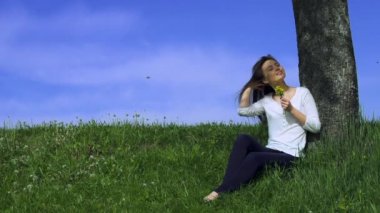 Mutlu kadın stilleri saçlarını