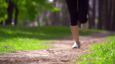 Kırsal yolda koşan koşucu ayakları