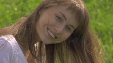 Mutlu kadın stilleri saçlarını