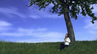 oturma ve rahatlatıcı genç kadın