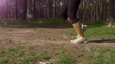 Kırsal yolda koşan koşucu ayakları