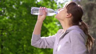 Young sports woman drinking water