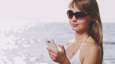 Akıllı telefon konuşan güzel genç kadın