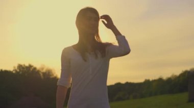 Çekici genç kadın siluet dans