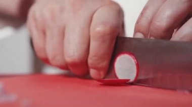 Şef kesme turp bir bıçak ile